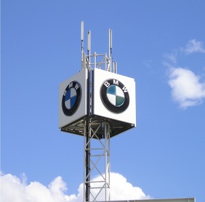BMW_Logo_für_Werbung_auf_Gestell_montiert