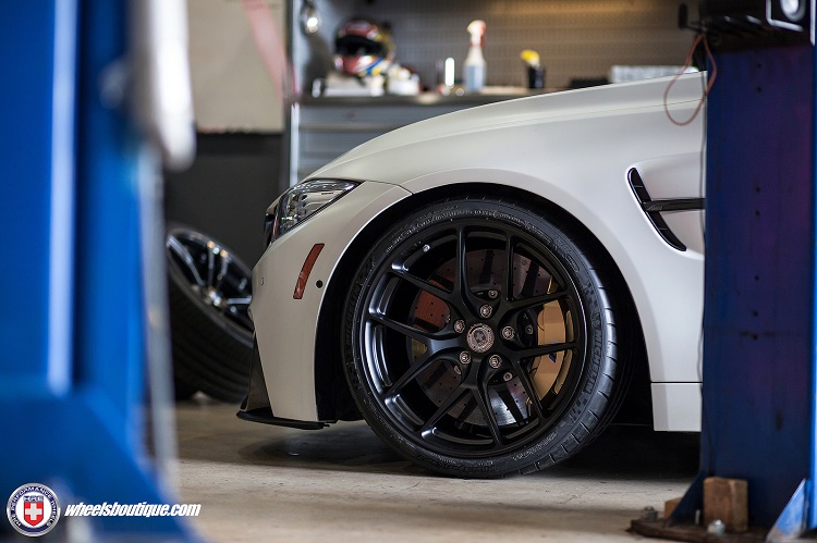 Alpine White BMW M4