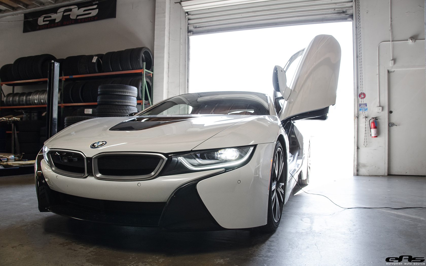crystal white pearl metallic bmw i8