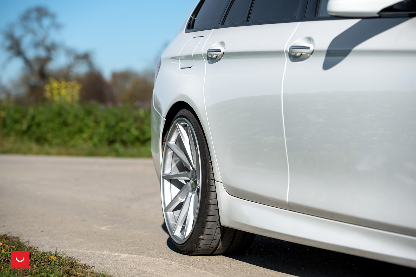Alpine White BMW 5 Series Touring Gets Some New Vossen Wheels