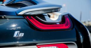 [Videos] Woman wrecks BMW i8 by hitting a light pole
