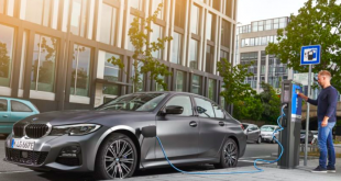 [Video] BMW 330e vs Porsche Panamera Turbo S E-Hybrid