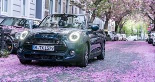 The new MINI Convertible Sidewalk and the beautiful colours of cherry blossom