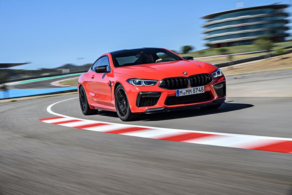 [Video] BMW M8 Competition takes on the Jaguar F-Type R