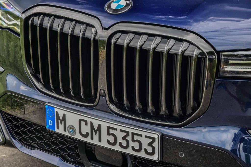 Luxury SUV BMW X7 spied in an LCI facelift