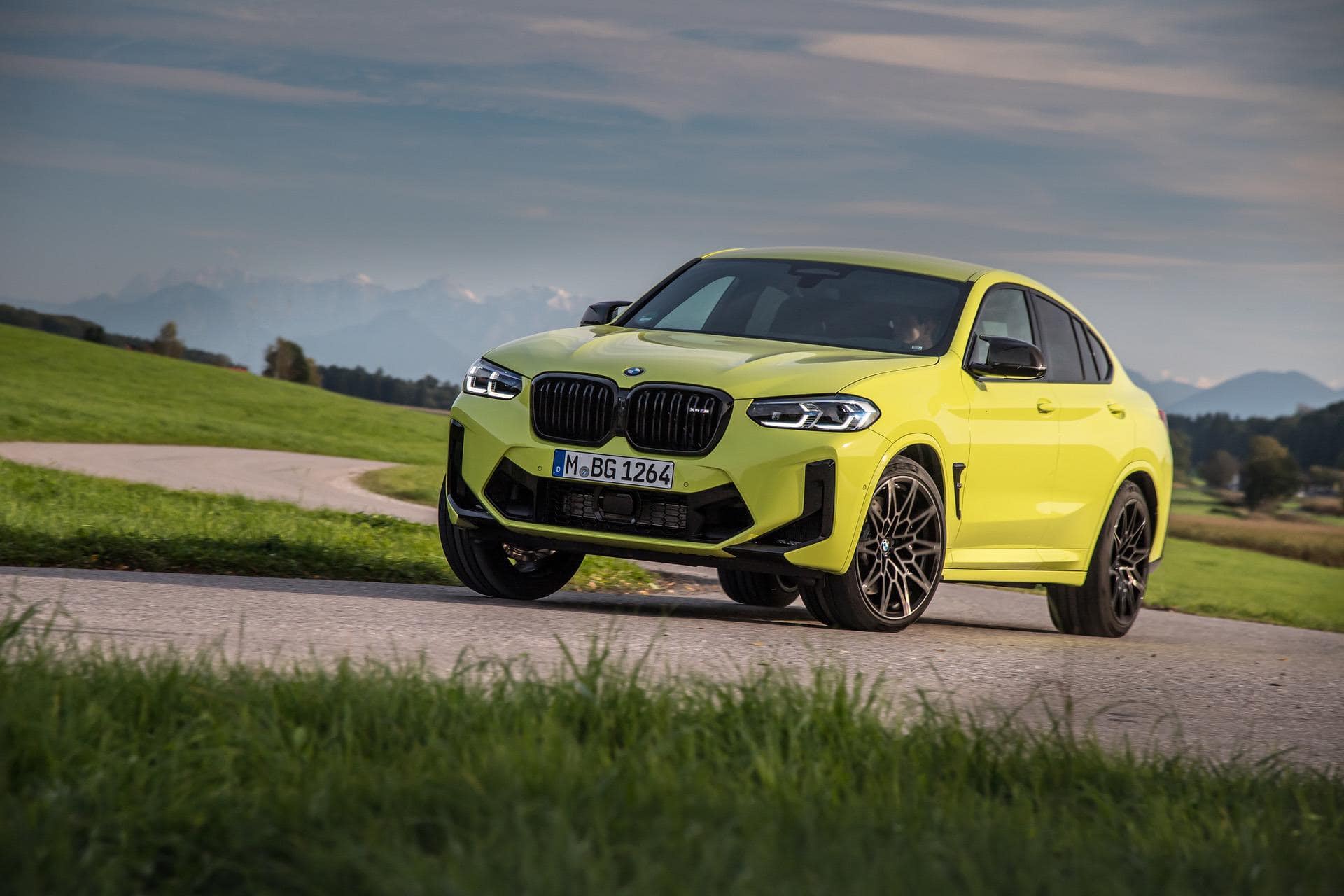 Hit Or Missed? See the 2022 BMW X4 M in Sao Paulo Yellow - BMW.SG