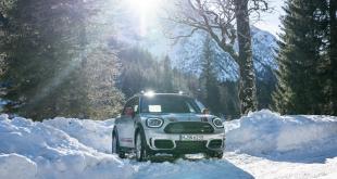 MINI Countryman JCW Drives Across a Snowy Alpine Route