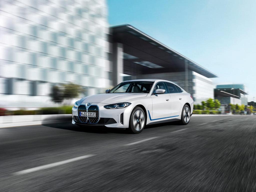 BMW i4 eDrive40 takes on Polestar 2 in Comparison Test