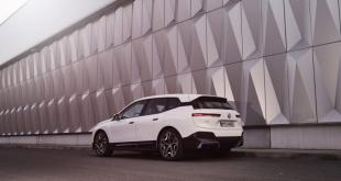 [VIDEO] BMW iX xDrive40 hits 124 mph in Top Speed Attempt
