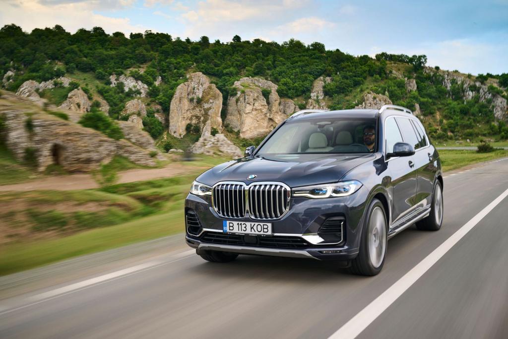 Pre-LCI BMW X7 Out On A Mountain Drive