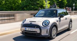 the-mini-cooper-se-vs-classic-which-comes-out-on-top