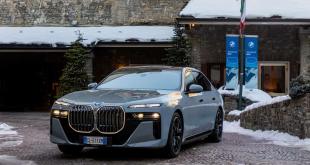2023-bmw-i7-cruises-snowy-italian-town-in-m-brooklyn-grey-finish