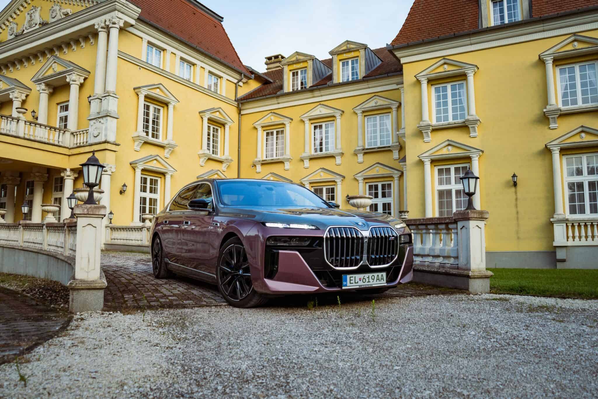 [Video] Which Luxury Sedan Stops Shortest? - BMW.SG