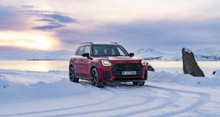 mini-countryman-s-jcw-trim-dominates-icelands-landscape