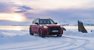 mini-countryman-s-jcw-trim-dominates-icelands-landscape